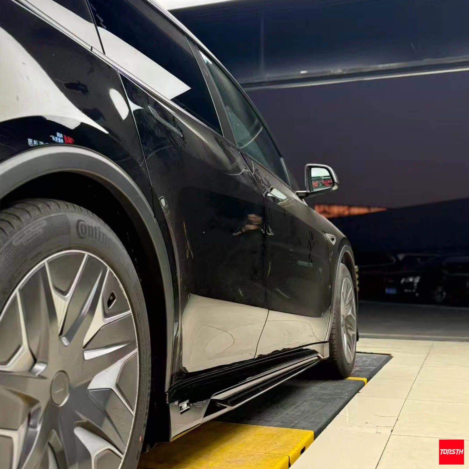 TOPSTH MRK Style ABS Body Kit for 2025+ Tesla Model YL, Side Skirts Detail.